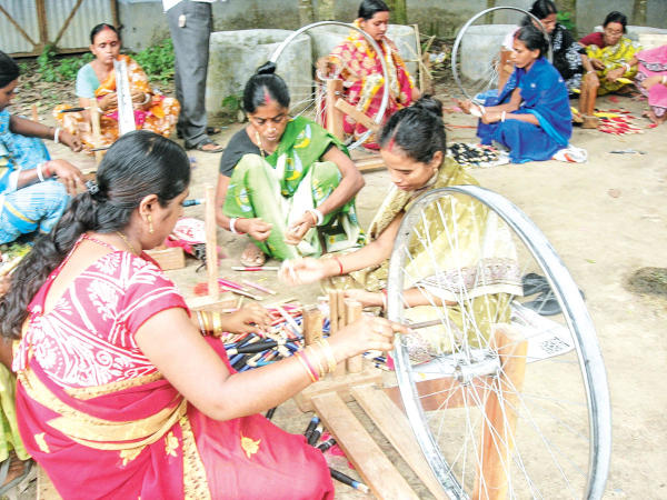 গত মাসের গোড়ায় টাঙ্গাইল শাড়িকে পশ্চিমবঙ্গের ভৌগোলিক নির্দেশকপণ্য হিসেবে স্বীকৃতি দেওয়া হয়েছে।