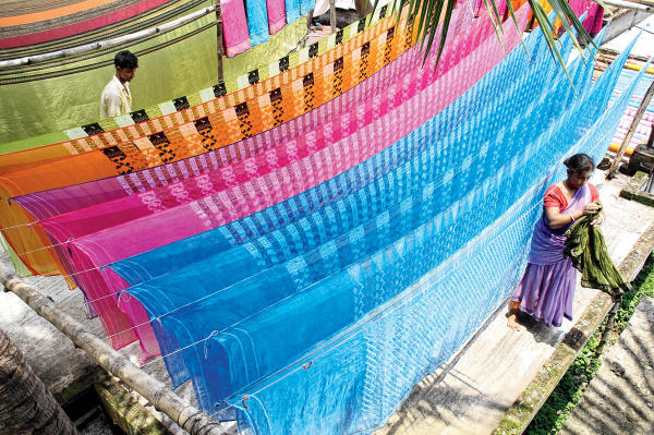 প্রতিবাদে টাঙ্গাইল প্রেস ক্লাবের সামনে সচেতন নাগরিক সমাজের উদ্যোগে মানববন্ধন হয়। কর্মসূচি শেষে সেখানকার সদস্যেরা বলেন, “টাঙ্গাইলের শাড়ি আমাদের অহংকার। এই শাড়ির স্বীকৃতি ভারত কখনওই পেতে পারে না।“