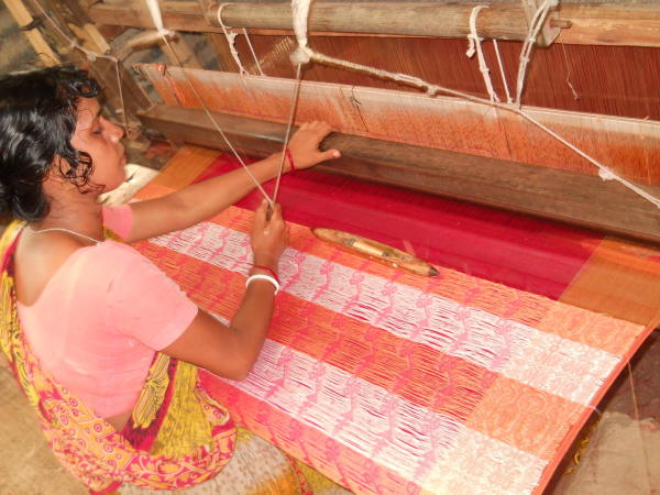 তাঁদের সংযোজন, “ভারতের এই দাবি অযৌক্তিক। যথাযথ পদক্ষেপ নেওয়া উচিত। টাঙ্গাইলের শাড়ির বিশেষত্ব মানেই টাঙ্গাইলে তৈরি। টাঙ্গাইল শাড়ির জিআই পাওয়ার দাবিদার বাংলাদেশ।“