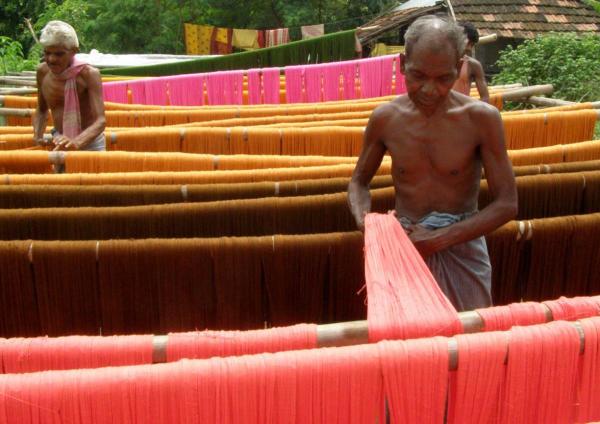 এ সব গ্রামেই ঠিকানা ছিল তাঁতিদের। যাদের পদবি ছিল ‘বসাক’। স্বাধীনতার পরে বসাক সম্প্রদায়ের বড় অংশ ভারতে চলে আসে।