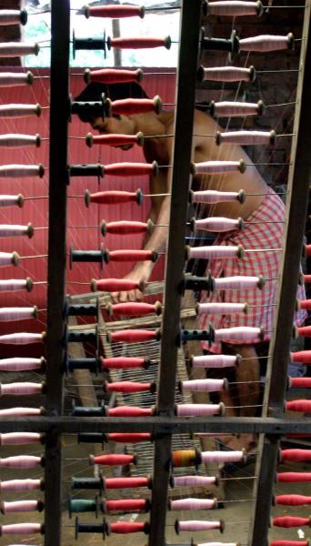 তাদের বসতি নদিয়ার ফুলিয়া গ্রাম এবং পূর্ব বর্ধমানের ধাত্রী গ্রাম ও সমুদ্রগড়ে। ফলে সেখানেই এই টাঙ্গাইল শাড়ি শিল্পটি পরিচিতি লাভ করে।