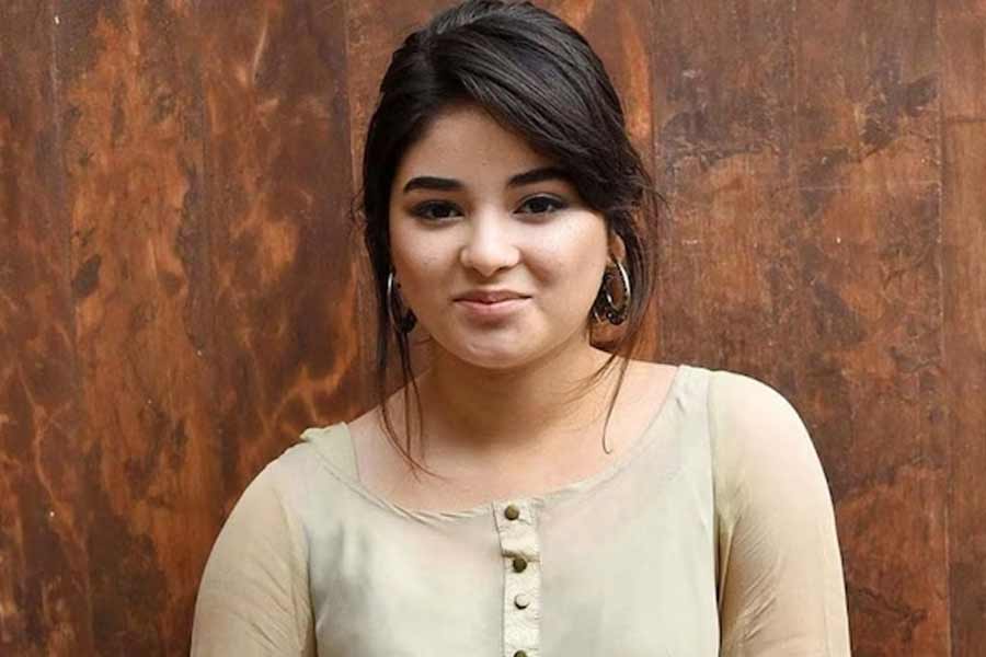 হিন্দি ফিল্মজগতে কেরিয়ার শুরু করেছিলেন আমির খানের সঙ্গে। পর পর যে দু’টি হিন্দি ছবিতে অভিনয় করেছিলেন সেই ছবি দু’টি বিশ্বজোড়া বক্স অফিসে তিন হাজার কোটি টাকার বেশি ব্যবসা করে। পর পর দু’টি হিট ছবিতে অভিনয় করে কোথায় ‘উধাও’ হলেন শিশু অভিনেত্রী জ়াইরা ওয়াসিম?