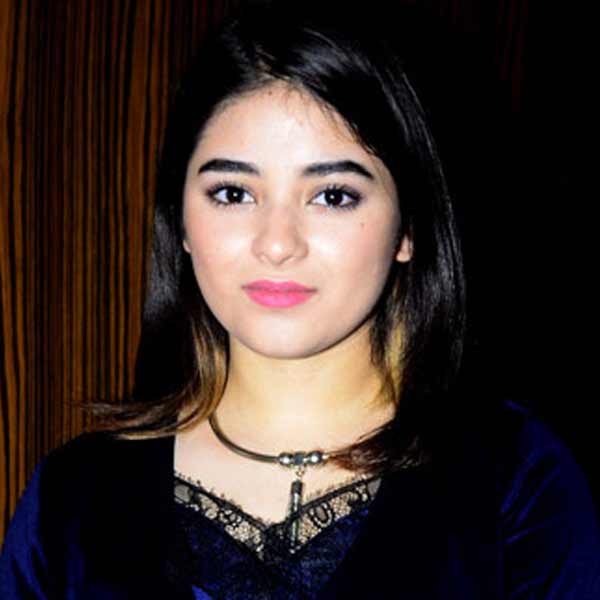 ২০০০ সালের ২৩ অক্টোবর জম্মু ও কাশ্মীরের শ্রীনগরে জন্ম জ়াইরার। তাঁর বাবা এক জন ব্যাঙ্ককর্মী এবং তাঁর মা পেশায় শিক্ষিকা। শ্রীনগর থেকেই স্কুলের পড়াশোনা শেষ করেন জ়াইরা।