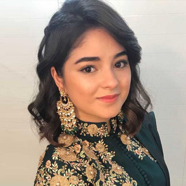 মাত্র ১৪ বছর বয়সে বড় পর্দায় অভিনয় শুরু করেন জ়াইরা। কেরিয়ারের প্রথম ছবিতেই আমির খানের সঙ্গে অভিনয়ের সুযোগ পান তিনি।