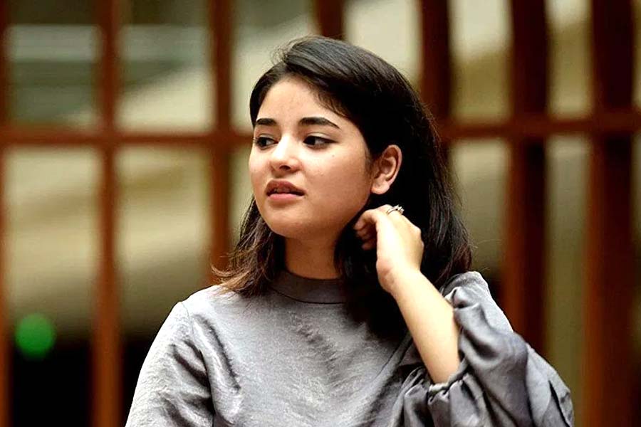 ২০১৬ সালে মুক্তিপ্রাপ্ত ‘দঙ্গল’ ছবিতে শিশু অভিনেত্রী হিসাবে অভিনয় করতে দেখা যায় জ়াইরাকে। প্রথম ছবি মুক্তির পর হাজারো প্রশংসা পেলেও বিতর্কেও জড়িয়ে পড়েন তিনি।