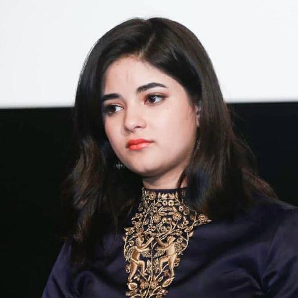 ‘দঙ্গল’ ছবির একটি দৃশ্যে জ়াইরাকে কেশহীন অবস্থায় দেখা যায়। এই দৃশ্যে অভিনয়ের কারণে বিতর্কে জড়িয়ে পড়েন তিনি। এই দৃশ্যে অভিনয় করে নাকি ধর্মীয় ভাবাবেগে আঘাত করেছেন জ়াইরা। 