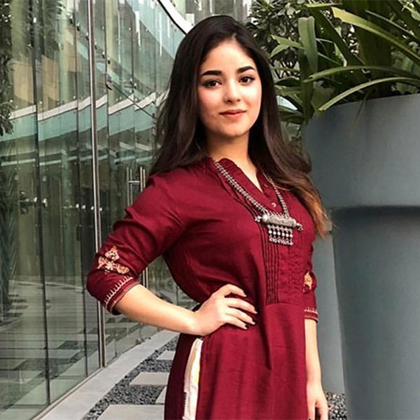 ১৮ বছর বয়সের মধ্যেই পর পর দু’টি ছবিতে অভিনয় করে সাফল্যের চূড়ায় পৌঁছে যান জ়াইরা। কিন্তু সাফল্যের স্বাদ পেতে না পেতেই অভিনয়জগৎ থেকে সরে যাওয়ার সিদ্ধান্ত নেন তিনি।