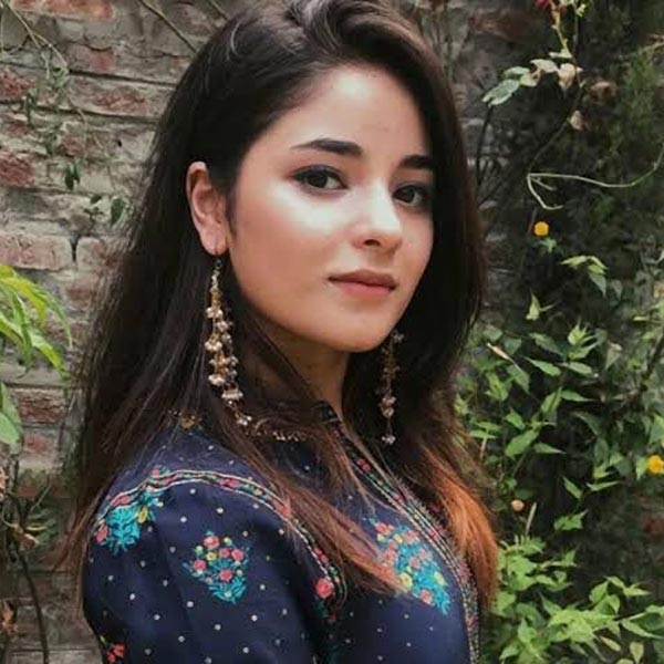 ‘দ্য স্কাই ইজ় পিঙ্ক’ ছবিটি দর্শকের কাছে প্রশংসা কুড়োলেও বক্স অফিসে ব্যবসা করতে ব্যর্থ হয়। বিশ্বজোড়া বক্স অফিস থেকে মাত্র সাড়ে ২৮ কোটি টাকার ব্যবসা করে। এই ছবির শুটিং শেষ হওয়া মাত্রই অভিনেত্রী ঘোষণা করেন যে তিনি অভিনয় থেকে সরে যাবেন।