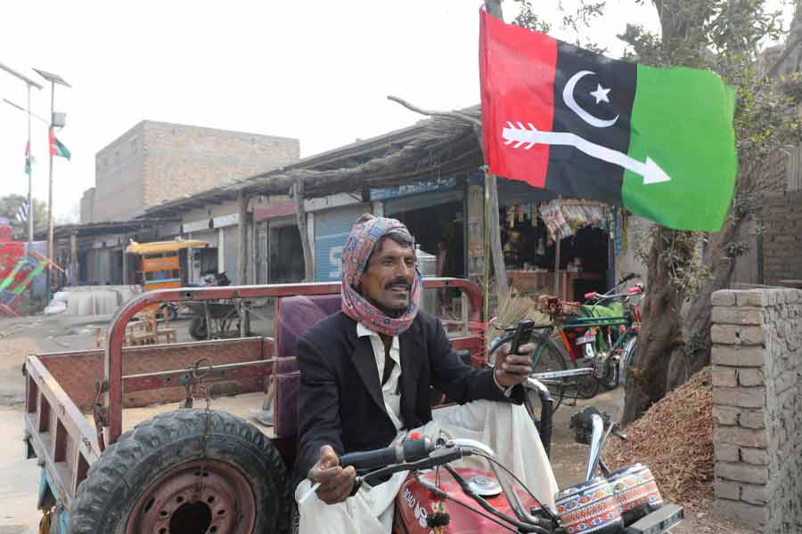 বৃহস্পতিবার পাকিস্তানে দ্বাদশ সাধারণ নির্বাচন। আগামী পাঁচ বছরের জন্য দেশ পরিচালনার জন্য সরকার নির্বাচন করবে সে দেশের জনগণ। সেই সঙ্গে নির্বাচিত হবেন দেশের চার প্রদেশের শাসক। এই ভোটের দিকে তাকিয়ে আছে গোটা বিশ্ব। 