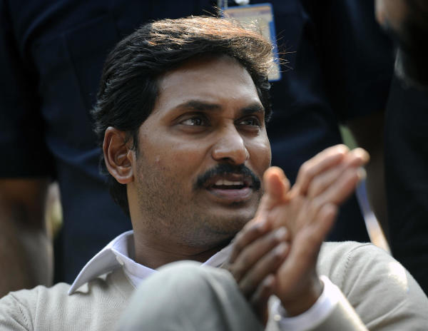 বর্তমান মুখ্যমন্ত্রী জগন্মোহনের সরকারের বিরুদ্ধে একাধিক দুর্নীতির অভিযোগ উঠেছে। ফলে পাঁচ বছর আগের বিধানসভা ভোটে জগন্মোহন যে বিপুল সংখ্যাগরিষ্ঠতা নিয়ে ক্ষমতায় এসেছিলেন, তা আগামী ভোটে ধাক্কা খেতে পারে। 