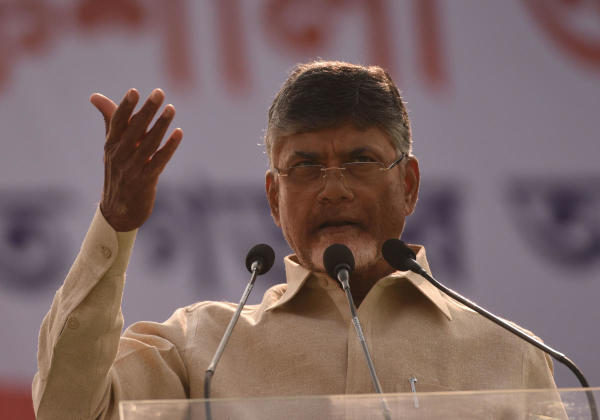 টিডিপি নেতৃত্বের আশা, বিজেপিকে সঙ্গে নিতে পারলে দুর্নীতির অভিযোগগুলি নিয়ে জগন্মোহনকে অনেক বেশি চাপে ফেলা যাবে। যাতে আখেরে লাভ হবে তাঁদেরই।