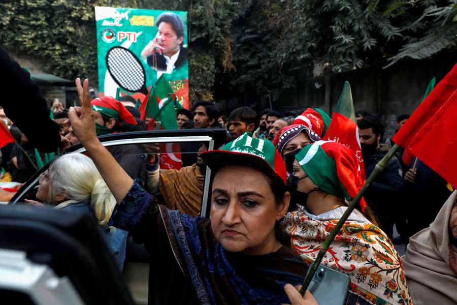 পাকিস্তানে কেন্দ্রীয় আইনসভার সংরক্ষিত ৭০টি আসনের মধ্যে ৬০টি আসনে প্রার্থী হবেন মহিলারা। বাকি ১০টি আসন দেশের অ-মুসলমান প্রার্থীদের জন্য সংরক্ষিত। উল্লেখ্য, ভারতের সংসদে ২০১৯ সালের নির্বাচনের পর মহিলা প্রার্থীর সংখ্যা ১৪ শতাংশ। 