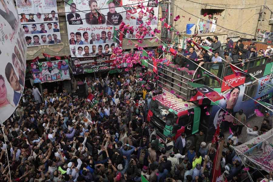 পাকিস্তানের সাধারণ নির্বাচনে মোট ৪৪টি দল লড়াই করছে। কেন্দ্রীয় আইনসভার জন্য মোট প্রার্থীর সংখ্যা ৫,১২১ জন। প্রাদেশিক আইনসভায় ১২,৬৯৫ জন প্রার্থী ভোটে দাঁড়িয়েছেন এ বছর। 