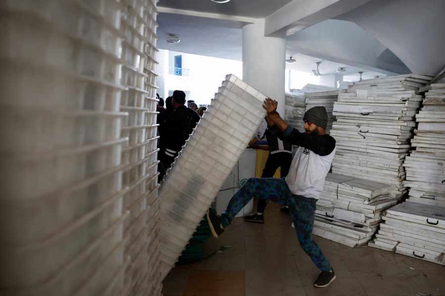 ৫,১২১ জন প্রার্থীর মধ্যে মহিলাদের সংখ্যা উল্লেখযোগ্য ভাবে কম। পুরুষ প্রার্থী রয়েছেন ৪,৮০৬ জন। মহিলা প্রার্থীর সংখ্যা ৩১২ জন।  এ ছাড়া, দু’জন তৃতীয় লিঙ্গের প্রার্থীও ভোটে লড়ছেন। 