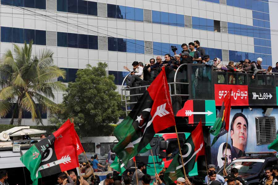 ভারতের মতোই পাকিস্তানেও ১৮ বছরের ঊর্ধ্বে সকল নাগরিক ভোট দেওয়ার অধিকারী। এ বছর সেখানে মোট ভোটারের সংখ্যা ১২ কোটি ৮০ লক্ষ। 