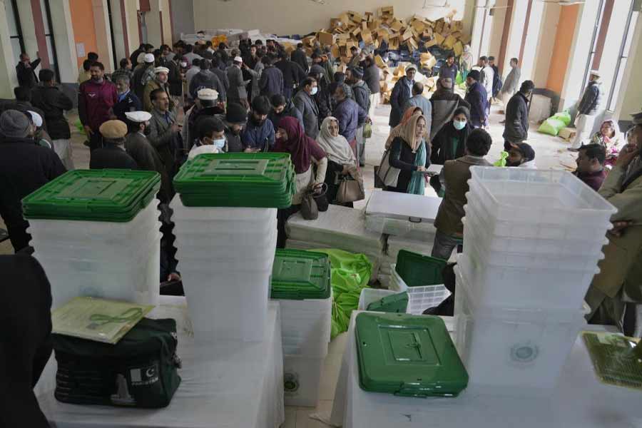 পাকিস্তানের রাজনীতিতে মূলত তিনটি দলের প্রাধান্য রয়েছে— পাকিস্তান মুসলিম লিগ- নওয়াজ (পিএমএল-এন), পাকিস্তানস পিপ্‌লস পার্টি (পিপিপি) এবং পাকিস্তান তেহরক-ই-ইনসাফ (পিটিআই)। 