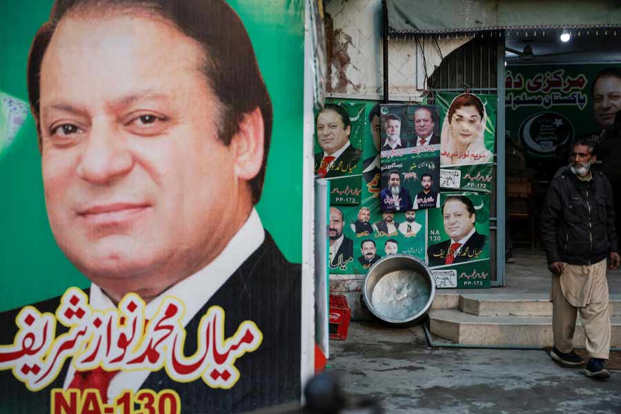 পাকিস্তান রয়েছে সংসদীয় গণতন্ত্র। কেন্দ্রীয় আইনসভা ছাড়াও চারটি প্রাদেশিক আইনসভায় ভোট হবে পাকিস্তানে। এখানেই ভারতের নির্বাচনের সঙ্গে তার প্রধান ফারাক। একসঙ্গে দু’টি ভোটই হয় পড়শি দেশে। 