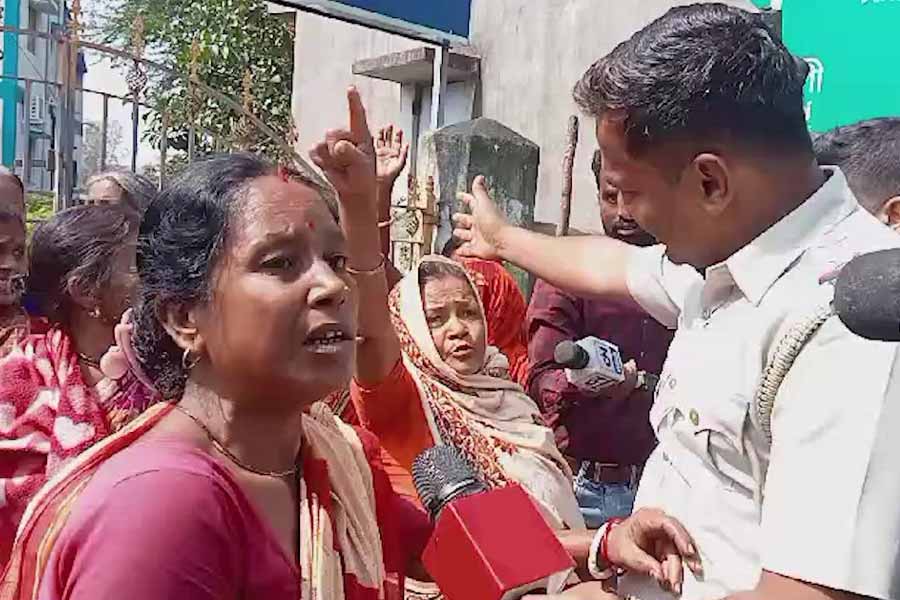 শুক্রবার সেই বিক্ষোভই আবার দেখা গেল জেলিয়াখালিতে। তৃণমূল নেতার পোলট্রি ফার্ম জ্বালিয়ে দিয়ে বিক্ষুব্ধ জনতার অভিযোগ, ওই ফার্ম তাঁদের জমি দখল করে তৈরি করা হয়েছিল। 