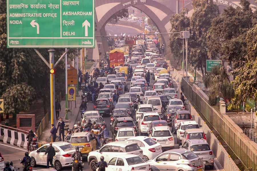 Jam at Delhi-Noida border routes diverted as UP farmers march to Parliament