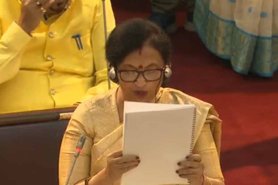 বাজেটে রাজ্যের পড়ুয়াদের জন্য নতুন ঘোষণা তৃণমূল সরকারের। মাধ্যমিক পাশের পরে ছাত্র-ছাত্রীরা স্কুলে ভর্তি হলেই স্মার্টফোন পাবে বলে জানালেন রাজ্যের মন্ত্রী চন্দ্রিমা।  এর জন্য বরাদ্দ করা হচ্ছে ৯০০ কোটি টাকা।