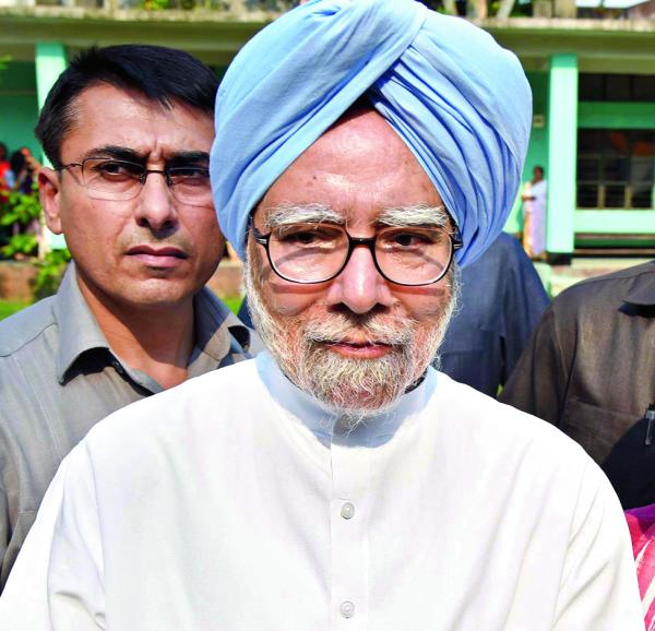 দিল্লিতে নির্বাচিত সরকার (আম আদমি পার্টি)-এর পরিবর্তে, আমলা নিয়োগে কেন্দ্রীয় নিয়ন্ত্রণের পক্ষে অর্ডিন্যান্স জারি করেছিল কেন্দ্র। গত বছরের অগস্টে সেই নিয়ে ভোটাভুটি ছিল সংসদের উচ্চকক্ষে। সেই ভোটাভুটিতে অংশ নিয়েছিলেন নবতিপর মনমোহন।