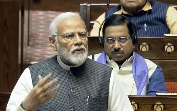 মোদী বলেন, ‘‘আমার মনে আছে ভোটের সময়ের কথা। সকলেই জানত যে ট্রেজ়ারি বেঞ্চ জিতবে। কিন্তু তা সত্ত্বেও মনমোহন সিংহ হুইলচেয়ারে করে এসে ভোট দিয়েছিলেন। তিনি হুইলচেয়ারেও কাজ করে গিয়েছেন।’’