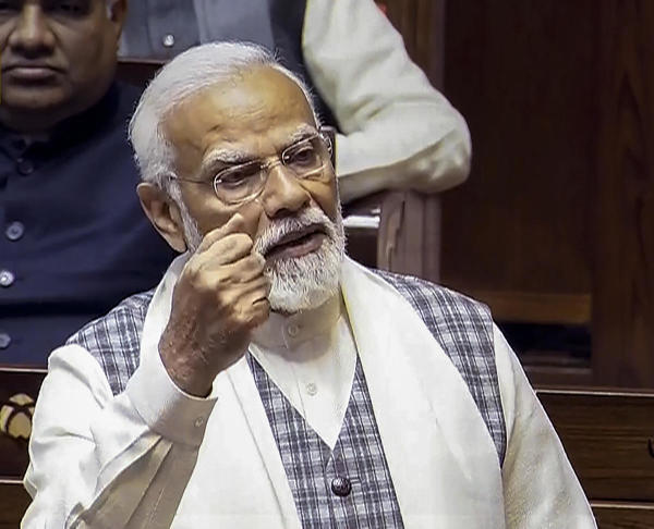 ১০ বছরে দেশের সেই উন্নয়ন প্রসঙ্গে বলতে গিয়ে বিরোধী দল কংগ্রেসের কৃষ্ণপত্রের বিষয়টি টেনে এনে কৌতুকমিশ্রিত সুরে আক্রমণ করেন তিনি। মোদী বলেন, “কখনও কখনও কিছু কাজ এত ভাল হয় যে, দীর্ঘ কাল পর্যন্ত তার প্রভাব থাকে।”