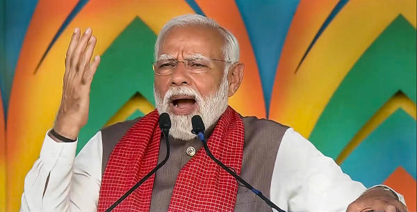 এর পরই কৃষ্ণপত্রকে ‘কালো টিকা’র সঙ্গে তুলনা করে প্রধানমন্ত্রী বলেন, “আমাদের দেশে কোনও পরিবারে কোনও শিশুর যাতে নজর না লাগে তার জন্য কালো টিকা পরিয়ে দেওয়া হয়। গত ১০ বছরে সমৃদ্ধির নতুন নতুন শিখর ছুঁয়েছে দেশ। এমন এক বিশুদ্ধ বাতাবরণ তৈরি হয়েছে, তাতে যাতে নজর না লেগে যায়, তার জন্য কালো টিকার ব্যবস্থা করা হয়েছে। আর তার জন্য সম্মানীয় খড়্গেজিকে অংসখ্য ধন্যবাদ।”