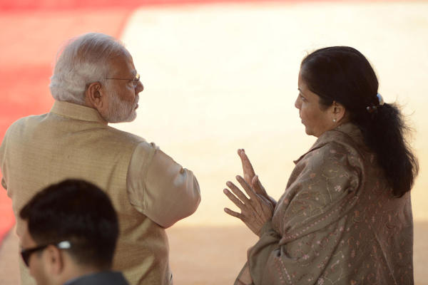 সূত্রের খবর, বুধবার প্রধানমন্ত্রী তাঁর বাসভবনে এ বিষয়ে অর্থমন্ত্রী নির্মলা সীতারামনের সঙ্গে বৈঠক করেন। ঘটনাচক্রে, সীতারামন বাজেটেই শ্বেতপত্র প্রকাশের সিদ্ধান্ত ঘোষণা করেছিলেন।