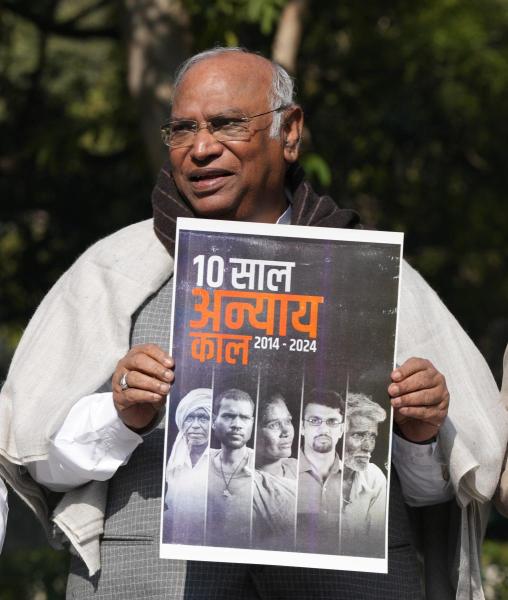 মোদী সরকার শ্বেতপত্র প্রকাশ করতে পারে এই চর্চার মধ্যেই পাল্টা জবাব দিতে কংগ্রেসও কৃষ্ণপত্র প্রকাশ করে বৃহস্পতিবার। আর সেই কৃষ্ণপত্র নিয়েই রাজ্যসভায় দাঁড়িয়ে কংগ্রেসকে খোঁচা দিতে ছাড়লেন না প্রধানমন্ত্রী।মোদী সরকার শ্বেতপত্র প্রকাশ করতে পারে এই চর্চার মধ্যেই পাল্টা জবাব দিতে কংগ্রেসও কৃষ্ণপত্র প্রকাশ করে বৃহস্পতিবার। আর সেই কৃষ্ণপত্র নিয়েই রাজ্যসভায় দাঁড়িয়ে কংগ্রেসকে খোঁচা দিতে ছাড়লেন না প্রধানমন্ত্রী।