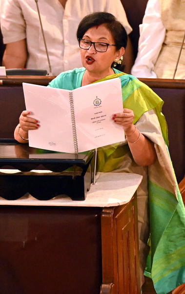 বৃহস্পতিবার বিধানসভায় দুপুর ৩টে নাগাদ রাজ্য বাজেট পেশ করেন অর্থ দফতরের স্বাধীন দায়িত্বপ্রাপ্ত প্রতিমন্ত্রী চন্দ্রিমা ভট্টাচার্য। রাজ্য সঙ্গীত দিয়ে বিধানসভায় শুরু হয় বাজেট অধিবেশন।