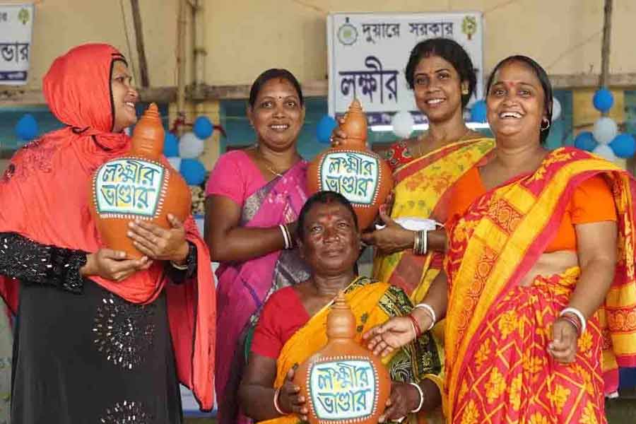 লোকসভা ভোটের আগেই ‘নারীর ক্ষমতায়ন’ অস্ত্রে শান তৃণমূলের। বাড়ানো হল লক্ষ্মীর ভান্ডারের বরাদ্দ। সাধারণ মহিলাদের ১০০০ টাকা করে ও তফসিলি জাতি-জনজাতিভুক্তদের ১২০০ টাকা করে দেওয়া হবে। রাজ্য সরকারের কোষাগার থেকে অতিরিক্ত ১,২০০ কোটি টাকা বরাদ্দ হয়েছে বলে জানান চন্দ্রিমা।