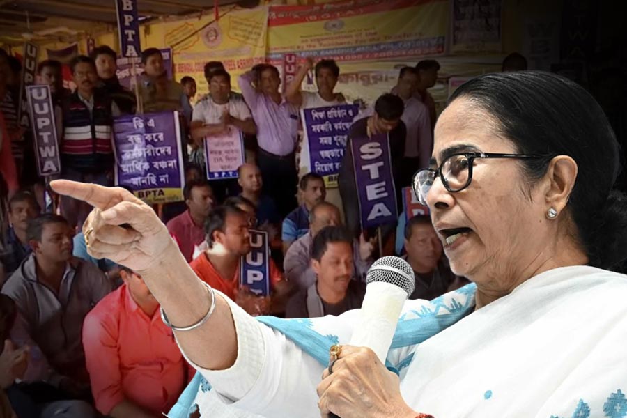 কেন্দ্রীয় সরকারি কর্মচারীরা বর্তমানে ৪৬ শতাংশ হারে ডিএ পান। বৃহস্পতিবারের ঘোষণার পর রাজ্য সরকারি কর্মচারীদের ডিএ বেড়ে হল ১৪ শতাংশ। অর্থাৎ, এখনও ডিএ-র ক্ষেত্রে কেন্দ্র-রাজ্য ফারাক থাকছে ৩২ শতাংশ।