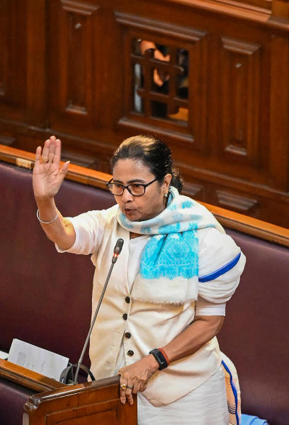 রাজ্য সরকারি কর্মচারীদের ৪ শতাংশ ডিএ বৃদ্ধির ফলে সরকারের ২,৪০০ কোটি টাকা খরচ হবে বলে জানান চন্দ্রিমা। এতে উপকৃত হবেন রাজ্যের ১৪ লক্ষ সরকারি কর্মী।