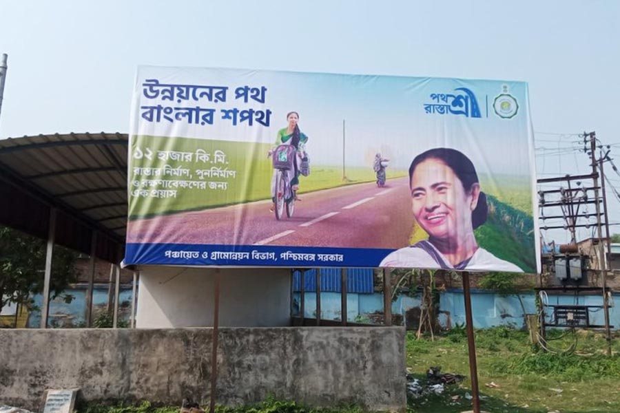 বাজেটে, পথশ্রী প্রকল্পের জন্যও অর্থ বরাদ্দ করেছে রাজ্য সরকার। ১২ হাজার কিলোমিটার গ্রামীণ রাস্তাকে উন্নত করা হবে বলে জানিয়েছেন চন্দ্রিমা।