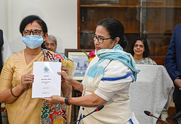 বাজেটে নতুন কর্মশ্রী প্রকল্পে ৫০ দিন করে কাজ দেওয়ার ঘোষণা করেছে রাজ্য। ১০০ দিনের প্রকল্পের পাল্টা এই প্রকল্পের ঘোষণা। চলতি বছরের মে মাস থেকে কার্যকর হবে ‘কর্মশ্রী’ প্রকল্প। রাজ্যের প্রতিটি জব কার্ড হোল্ডার এই প্রকল্পের আওতায় কাজের সুযোগ পাবেন।