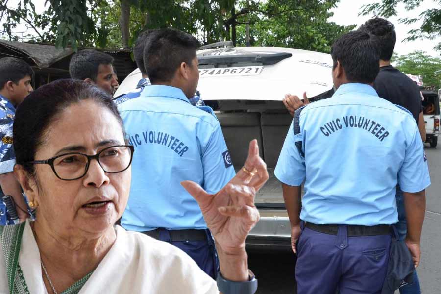 সুখবর সিভিক ভলিন্টিয়ারদের জন্যও। বাজেটে সিভিক ভলান্টিয়ার, ভিলেজ পুলিশ এবং গ্রিন পুলিশদের ভাতা বাড়ল ১০০০ টাকা। এর জন্য ১৮০ কোটি টাকা বরাদ্দ করা হয়েছে। পাশাপাশি এখন থেকে রাজ্য পুলিশের ২০ শতাংশ চাকরি সংরক্ষিত থাকবে সিভিক ভলান্টিয়ারদের জন্য, বলেও জানান অর্থ দফতরের স্বাধীন দায়িত্বপ্রাপ্ত প্রতিমন্ত্রী। যা এত দিন ১০ শতাংশ ছিল।