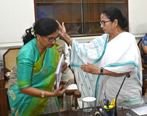 সেতু তৈরি হবে গঙ্গা নদীর উপর। মুড়িগঙ্গা থেকে কচুবেড়িয়া পর্যন্ত ৩.১ কিলোমিটারের সেতু তৈরি করা হবে। নাম দেওয়া হবে ‘গঙ্গাসাগর সেতু’। দামোদরের উপর তৈরি হবে ‘শিল্পসেতু’।