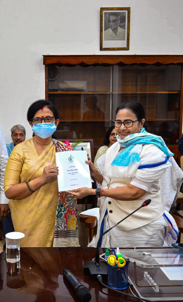 রাজ্যের দারিদ্রের হার কমছে বলে বাজেট পেশ করার সময় জানান চন্দ্রিমা। তাঁর দাবি, তৃণমূল সরকার ক্ষমতায় আসার কয়েক বছর আগে, ৫৭.৬০ শতাংশ রাজ্যবাসী দারিদ্রসীমার নীচে ছিলেন। তৃণমূল সরকার আসার পর দু’কোটির বেশি মানুষের জীবিকা সংস্থান হয়েছে। ফলে দারিদ্রসীমার নীচের মানুষের সংখ্যা কমে ৮.৬০ শতাংশ হয়েছে বলে জানিয়েছেন অর্থ দফতরের প্রতিমন্ত্রী। তিনি আরও বলেন বাংলায় বেকারত্বের হার দেশের তুলনায় ৩ শতাংশ কম।