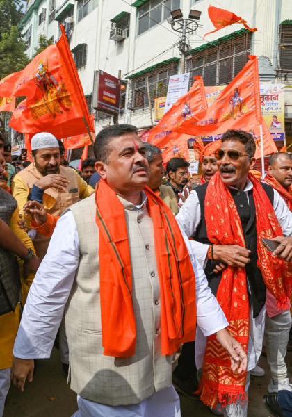 প্রসঙ্গত, বাজেট শেষেই ময়দানে নেমেছে বিজেপি। বিধানসভা অধিবেশন শেষ হতেই কারা কী পেলেন না তার খতিয়ান তুলে ধরেছেন বিরোধী দলনেতা শুভেন্দু অধিকারী। তিনি বলেন ‘‘শূন্যপদে নিয়োগের কোনও সুস্পষ্ট পরিকল্পনা নেই এই বাজেটে। এখানে পাহাড়, জঙ্গলমহল, সুন্দরবন উপেক্ষিত। কৃষকদের জন্যেও তেমন কোনও ঘোষণা করা হয়নি বাজেটে। আশাকর্মী, পঞ্চায়েতে কর আদায়কারী, যাঁরা বিভিন্ন ক্ষেত্রে আংশিক সময়ের জন্য কাজ করেন, তাঁদের জন্য বাজেটে কোনও বৃদ্ধির ঘোষণা নেই। শিল্পের কোনও দিশাও বাজেটে দেখাতে পারেনি সরকার।’’