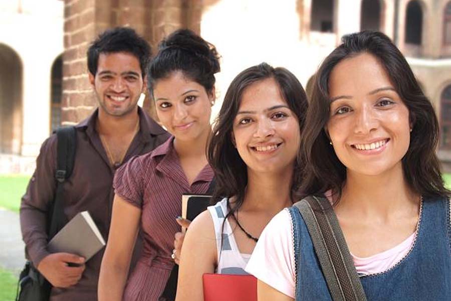 ভারত থেকে যাঁরা আমেরিকায় পড়তে যান, অধিকাংশই বৃত্তি পেয়ে থাকেন। সেই টাকায় লেখাপড়া চালান, অনেকে গবেষণাও করেন। 