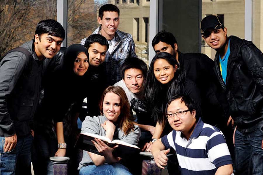 আমেরিকার মতো প্রথম বিশ্বের দেশে তথাকথিত উন্নত সমাজে ‘প্রদীপের তলার অন্ধকারের’ মতো থেকে গিয়েছে বর্ণবিদ্বেষ। কৃষ্ণবর্ণের মানুষের প্রতি শ্বেতাঙ্গ আমেরিকানদের বিদ্বেষ বার বার শিরোনামে উঠে এসেছে। 