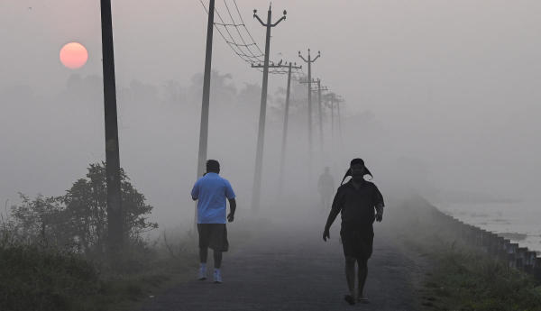 সেই বৃষ্টির জেরে সাময়িক ভাবে শীতল আবহাওয়া ফিরলেও কনকনে শীত এই মরসুমের জন্য আর ফিরবে না বলে পূর্বাভাস দিয়েছে হাওয়া অফিস। 