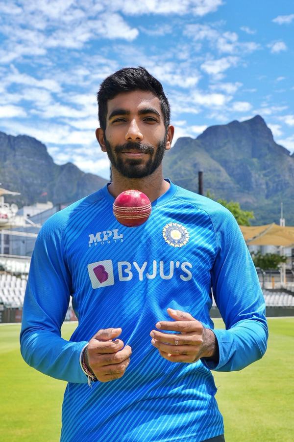 ১) কার্ডিয়ো: যশপ্রীতের ফিট থাকার রহস্য হল দৌড়। প্রতি দিন অনন্ত পক্ষে ১ ঘণ্টা দৌড়েই দিন শুরু করেন তিনি। এনার্জি বাড়িয়ে তোলার পাশাপাশি শরীরের অতিরিক্ত ক্যালোরি ঝরিয়ে ফেলতে সাহায্য করে এই ব্যায়াম।