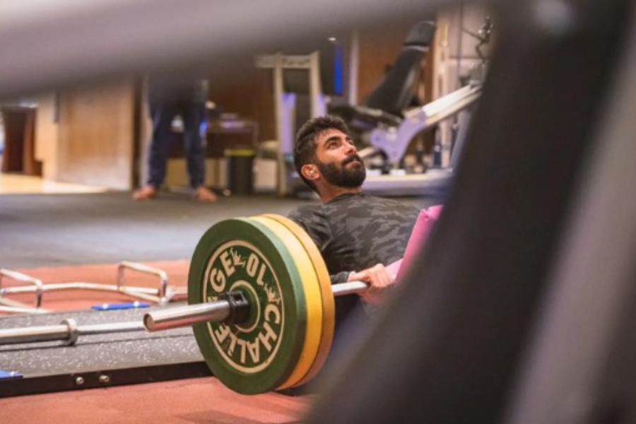 ২) ওজন তোলা: বোলারদের জন্য হাতের পেশি অত্যন্ত গুরুত্বপূর্ণ। সেই পেশিগুলি সচল রাখতে নির্দিষ্ট ওজনের ওয়েট প্লেট এবং কেট্‌লবেল দিয়েই শরীরচর্চা করেন। নিয়মিত কেট্‌লবেল তুললে হাতের মুঠোর জোর বাড়ে। পেটের পেশিও মজবুত হয়।