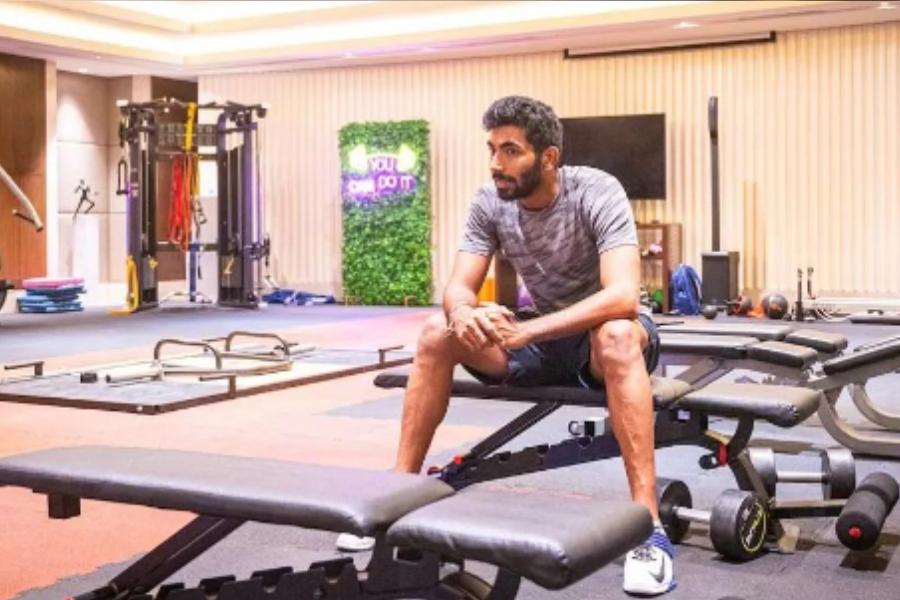 ৩) ডেডলিফ্‌ট: পা, পিঠ, কোমর, নিতম্ব এবং পেটের পেশি সচল রাখতে যশপ্রীতের পছন্দ ডেডলিফ্‌ট। প্রশিক্ষকেরা বলছেন, পেশির জোর বাড়িয়ে তুলতে এই ব্যায়ামটি সবচেয়ে কার্যকর।