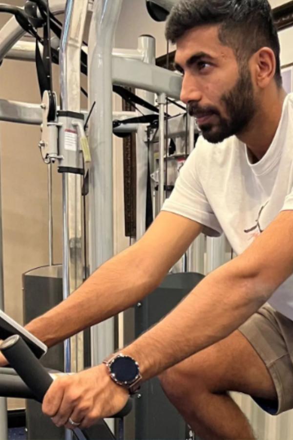 ৪) ট্রেডমিল: কার্ডিয়োর সবচেয়ে ভাল মাধ্যম হল দৌড়। বাইরে গিয়ে দৌড়নোর উপায় না থাকলে ট্রেডমিলে দৌড়তে পছন্দ করেন ভারতীয় এই বোলার।