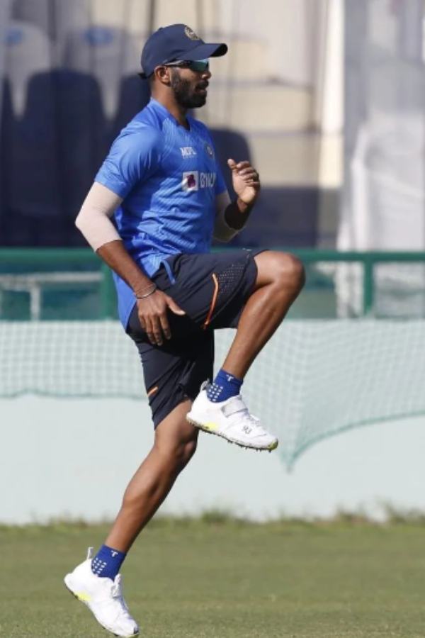 ৫) সাঁতার: ব্যস্ত রুটিনের মাঝে প্রতি দিন জিমে যাওয়া সম্ভব হয় না। সেই দিনগুলিতে প্র্যাকটিসের পর যশপ্রীত সাঁতার কাটতেই পছন্দ করেন। সারা শরীরে রক্ত সঞ্চালন থেকে পেশি সচল রাখা— সবের জন্যেই ভাল সাঁতার।