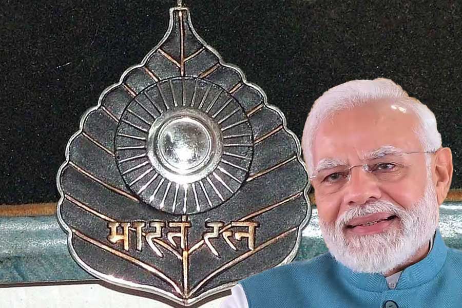 এ বার দেশের দুই প্রাক্তন প্রধানমন্ত্রীকে এই সম্মান দেওয়ার কথা জানিয়েছেন মোদী। দু’জনের মধ্যে কেউই বিজেপি সরকারের প্রধানমন্ত্রী নন।
