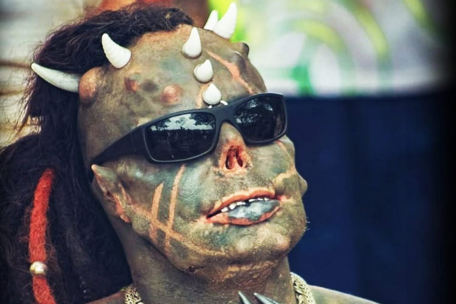 মিশেল দিয়াবাও প্রাডো। ৪৭ বছর বয়সি এই তরুণ ব্রাজিলের সাও পওলো এলাকায় থাকেন। মিশেলের মাথাভর্তি শিং। মোট ৩৩টি সাদা রঙের শিং বসিয়েছেন তাঁর মাথায়।